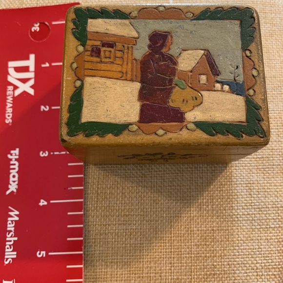 Antique Russian trinket box. Hand carved and painted. - Picture 9 of 10